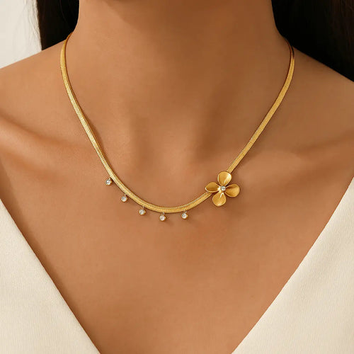 18kt Gold Plated Snake Chain Flower Cubic Zirconia Necklace - Manoune JEWELRY Belly_Jewelry Earrings - Navel_Ring - Necklace - Stud - Manoune_Jewelry - Belly_Ring - Navel_Jewelry Titanium Gold_Plated
